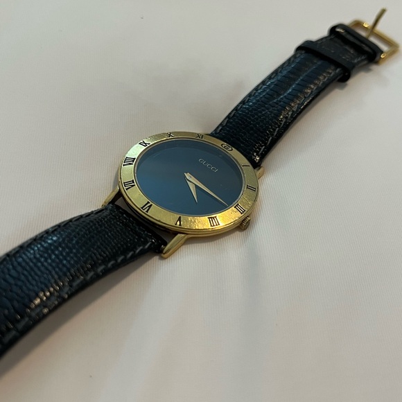 Vintage Authentic Gucci Watch 3000.2 M with Certificate of Authenticity - Picture 4 of 7